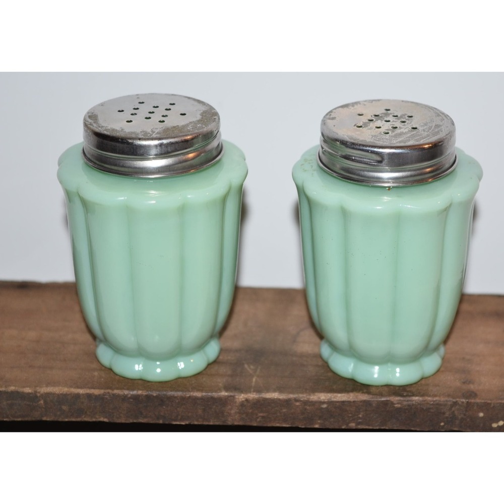 The Pioneer Woman Timeless Beauty Jadeite Green Glass Salt & Pepper Set